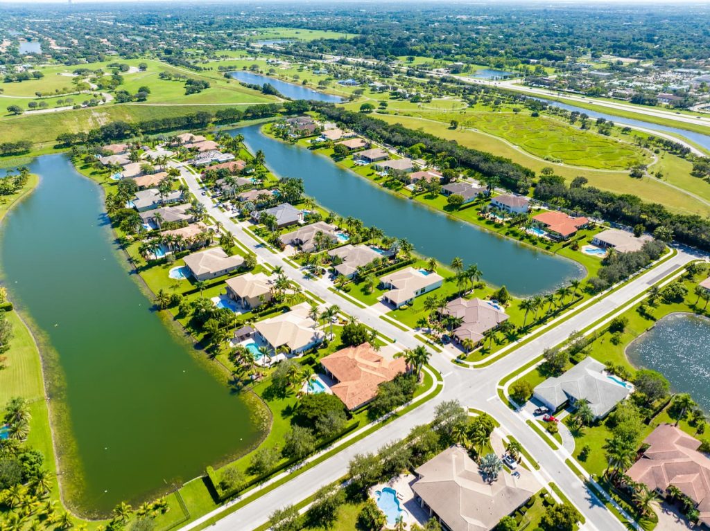 what causes water quality problems in HOA lakes